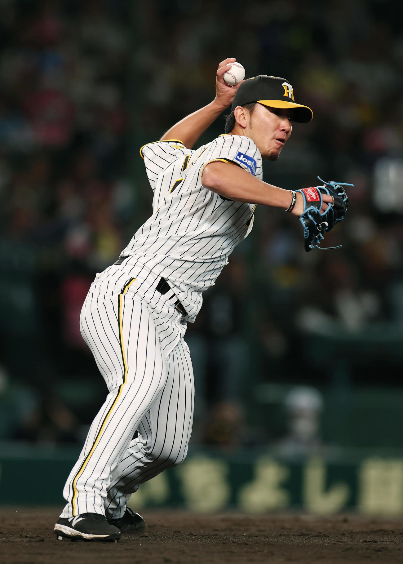 7回表ヤクルト無死一塁、長岡のバント飛球を捕球し一塁へ送球する伊藤将（撮影・前田充）