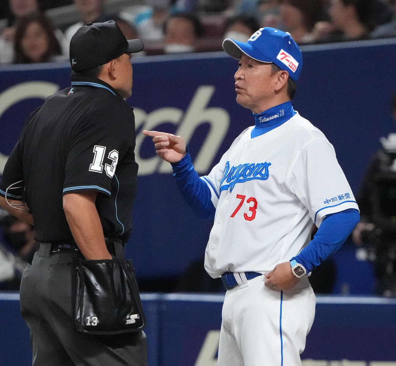 中日対広島　3回裏中日1死一、二塁、細川の三振判定に山口球審と話す立浪監督（右）（撮影・森本幸一）