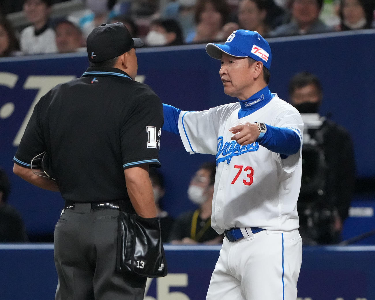 中日対広島　3回裏中日1死一、二塁、細川の三振の判定に山口主審と話す立浪監督（右）（撮影・森本幸一）