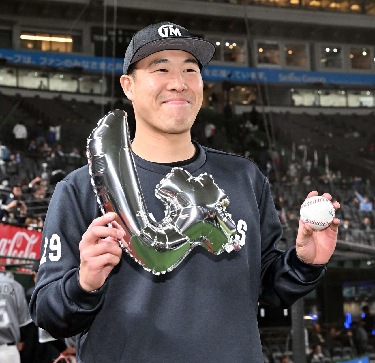 西武対ロッテ　試合後、勝利投手のロッテ西野は記念球と4のバルーンを手に記念撮影する（撮影・滝沢徹郎）
