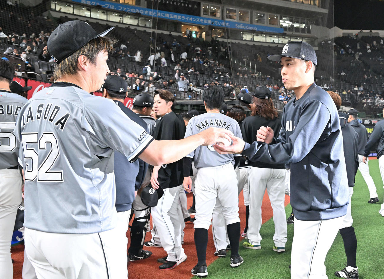 西武対ロッテ　試合後、勝利投手のロッテ西野（右）は試合を締めた益田から記念球を受け取る（撮影・滝沢徹郎）