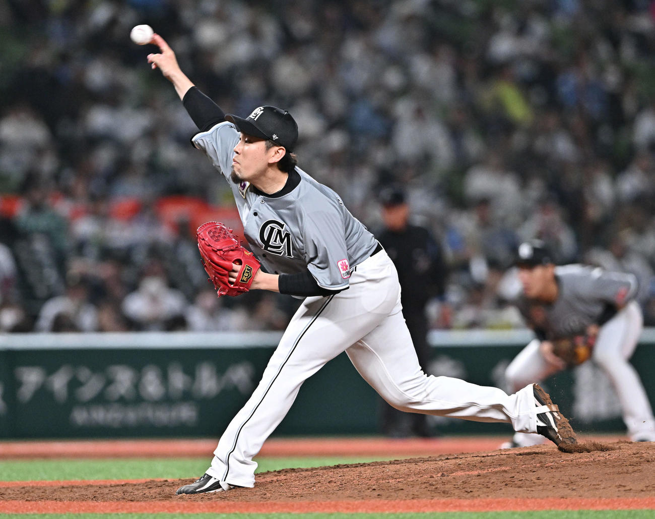 西武対ロッテ　ロッテ2番手で投球する西村（撮影・滝沢徹郎）