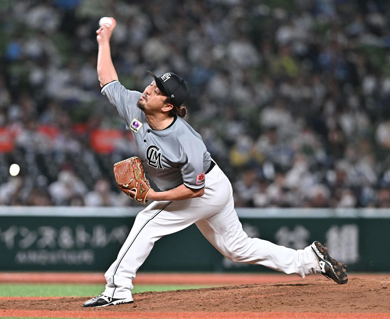 西武対ロッテ　ロッテ3番手で投球する沢村（撮影・滝沢徹郎）