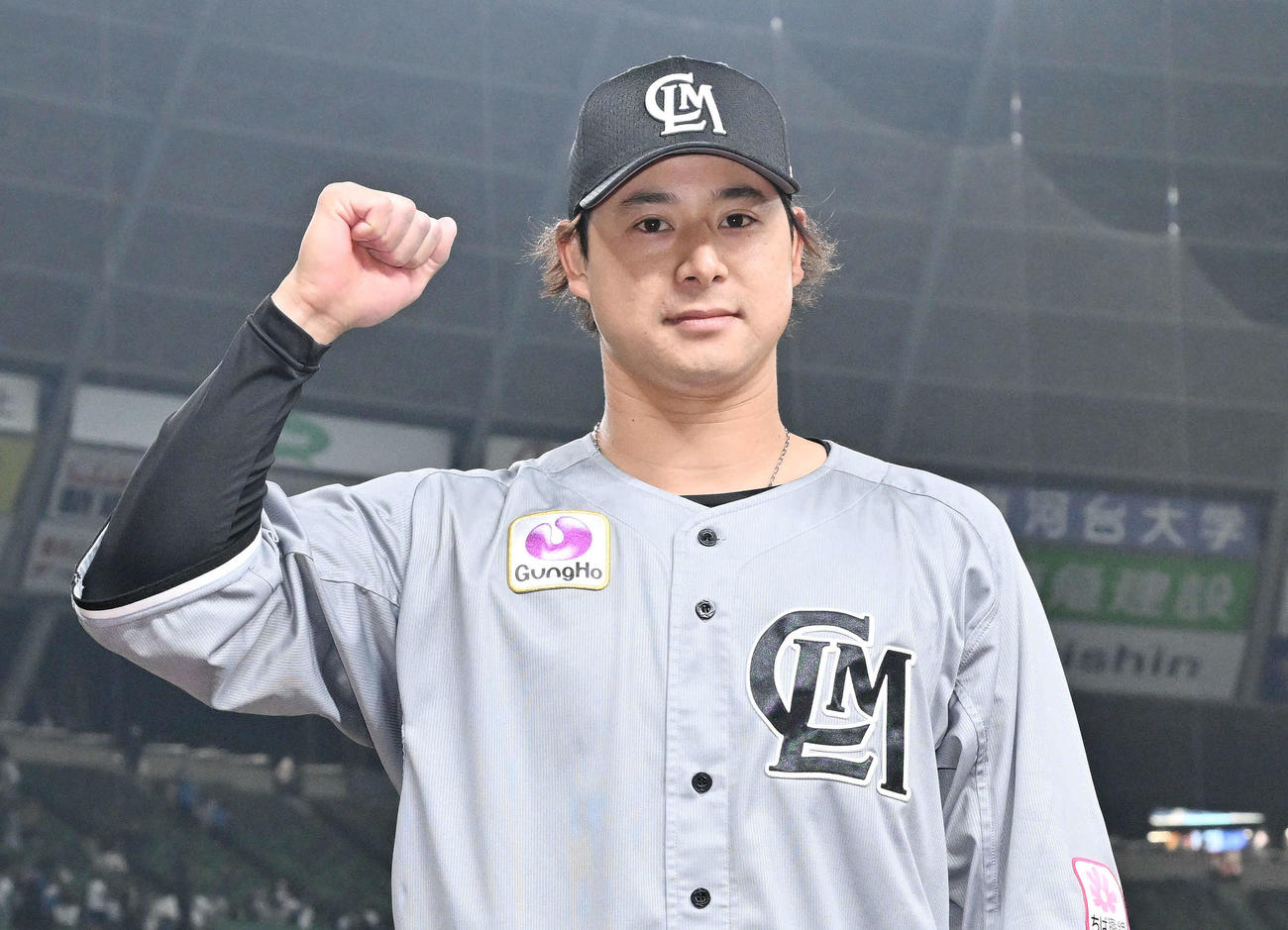 西武対ロッテ　ヒーローインタビューを終えポーズを決めるロッテ藤岡（撮影・滝沢徹郎）