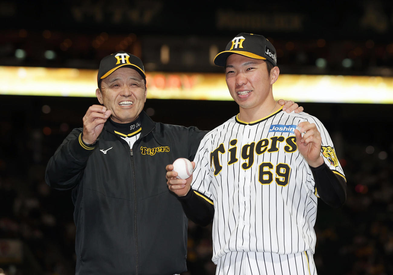 阪神対ヤクルト　プロ初勝利を挙げ、阪神岡田監督（左）の祝福を受ける石井（撮影・前田充）