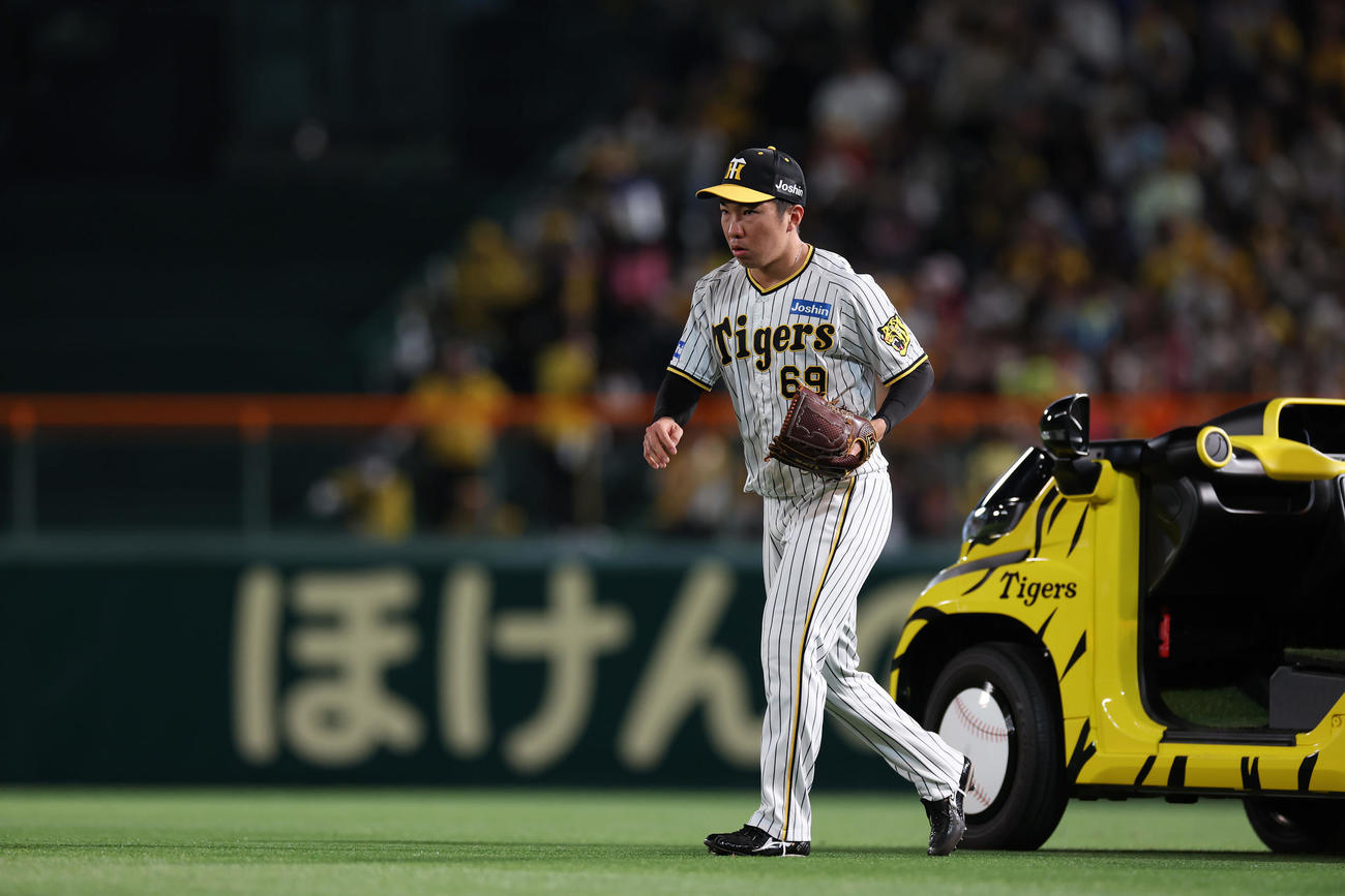阪神対ヤクルト　8回表、リリーフカーからマウンドに向かう阪神石井（撮影・前田充）