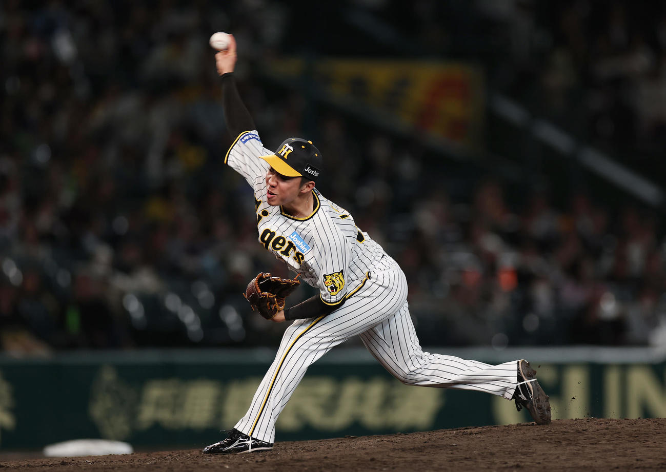 阪神対ヤクルト　8回表、阪神2番手で登板する石井（撮影・前田充）