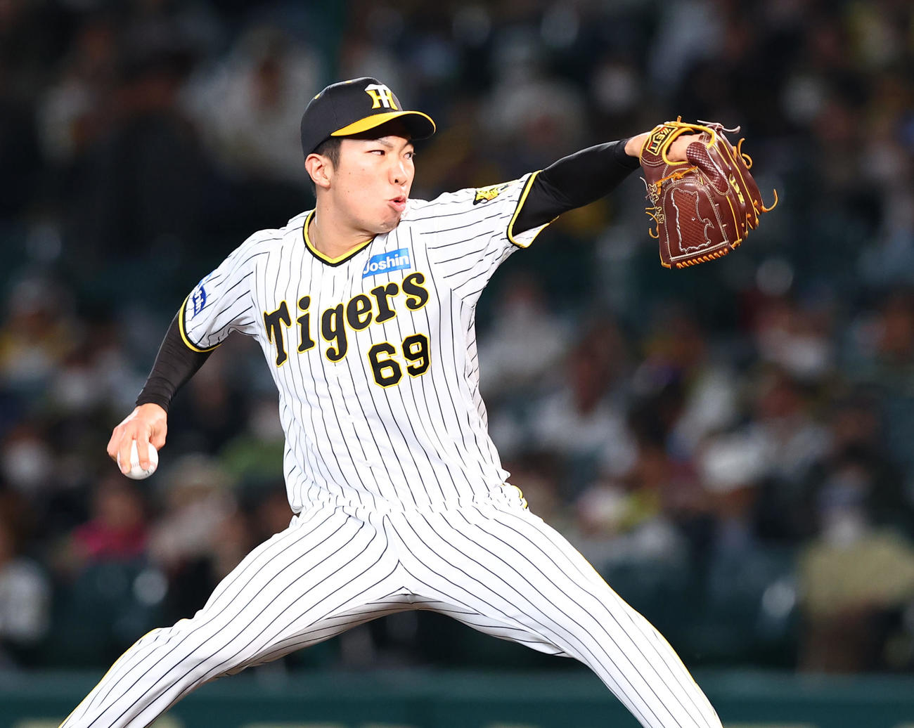 阪神対ヤクルト　8回表、2番手で登板した阪神石井（撮影・藤尾明華）