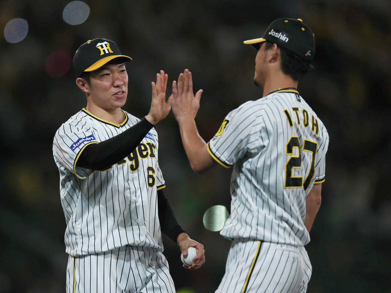 阪神対ヤクルト　プロ初勝利を挙げ、阪神伊藤将（右）と笑顔でタッチを交わす石井（撮影・前田充）