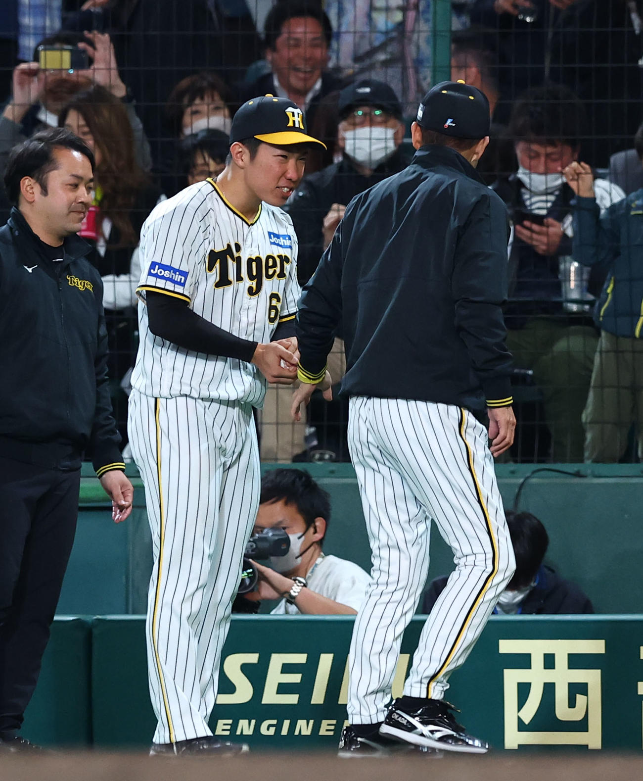 阪神対ヤクルト　プロ初勝利を挙げ、岡田監督（右）に声をかけられる阪神石井（撮影・藤尾明華）
