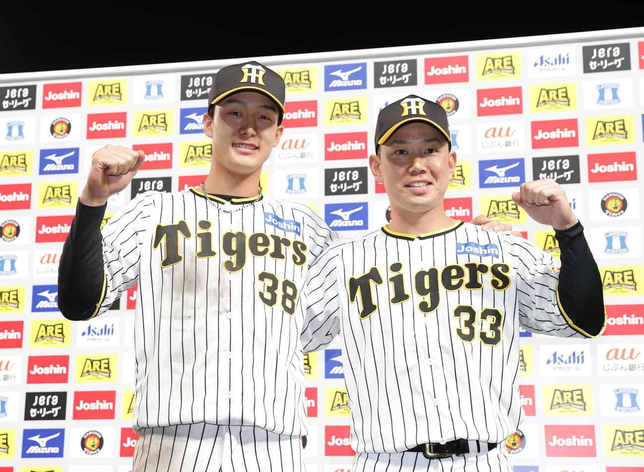 阪神対ヤクルト　お立ち台で笑顔でガッツポーズする阪神小幡（左）と糸原（撮影・前田充）