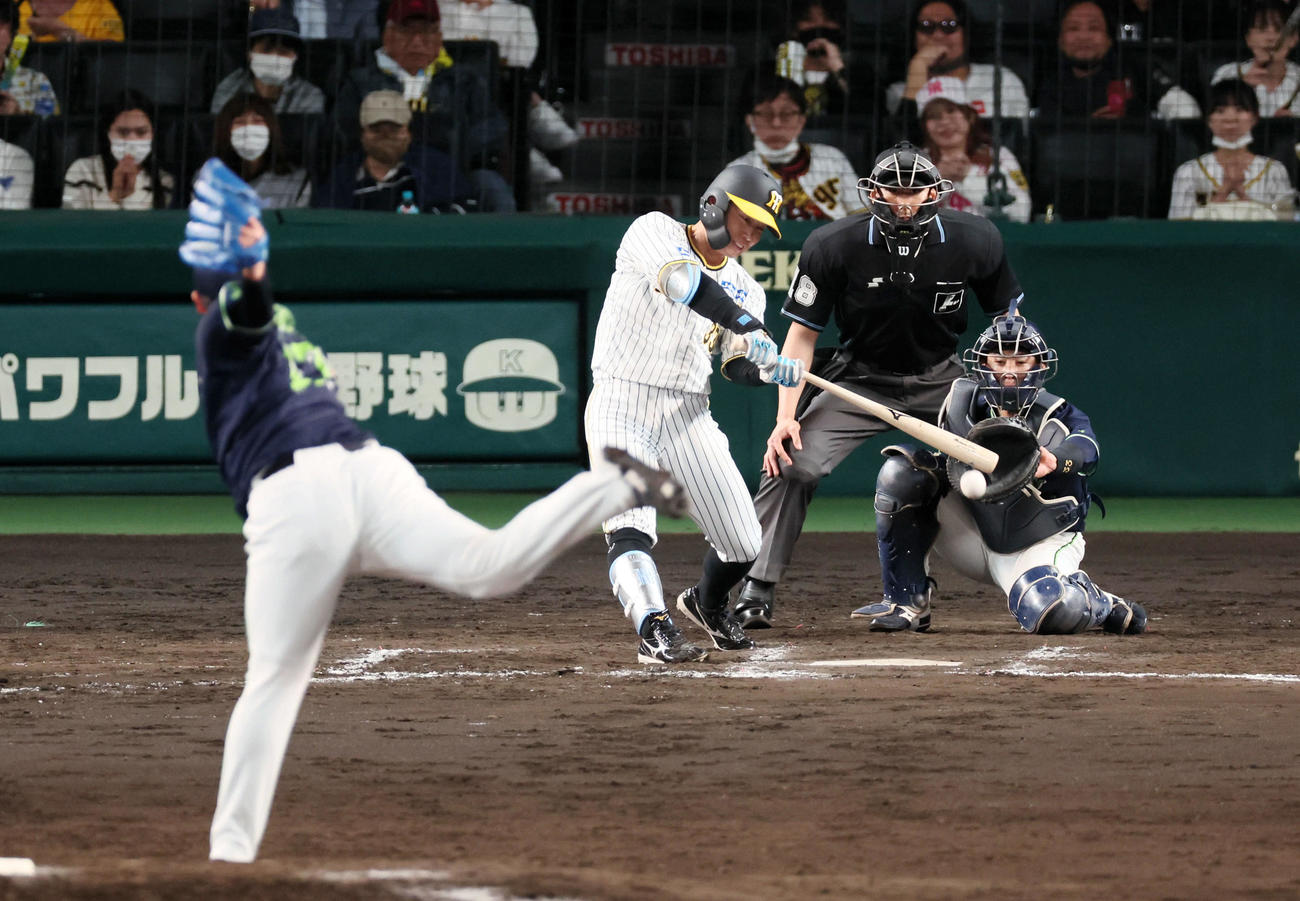 阪神対ヤクルト　8回裏阪神1死二、三塁、代打糸原の遊撃への当たりが野選となり三走小幡が生還。投手清水（撮影・加藤哉）