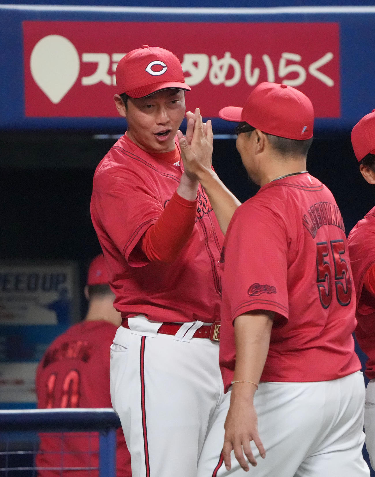 試合終了、笑顔で松山を迎える新井監督（左）（撮影・森本幸一）