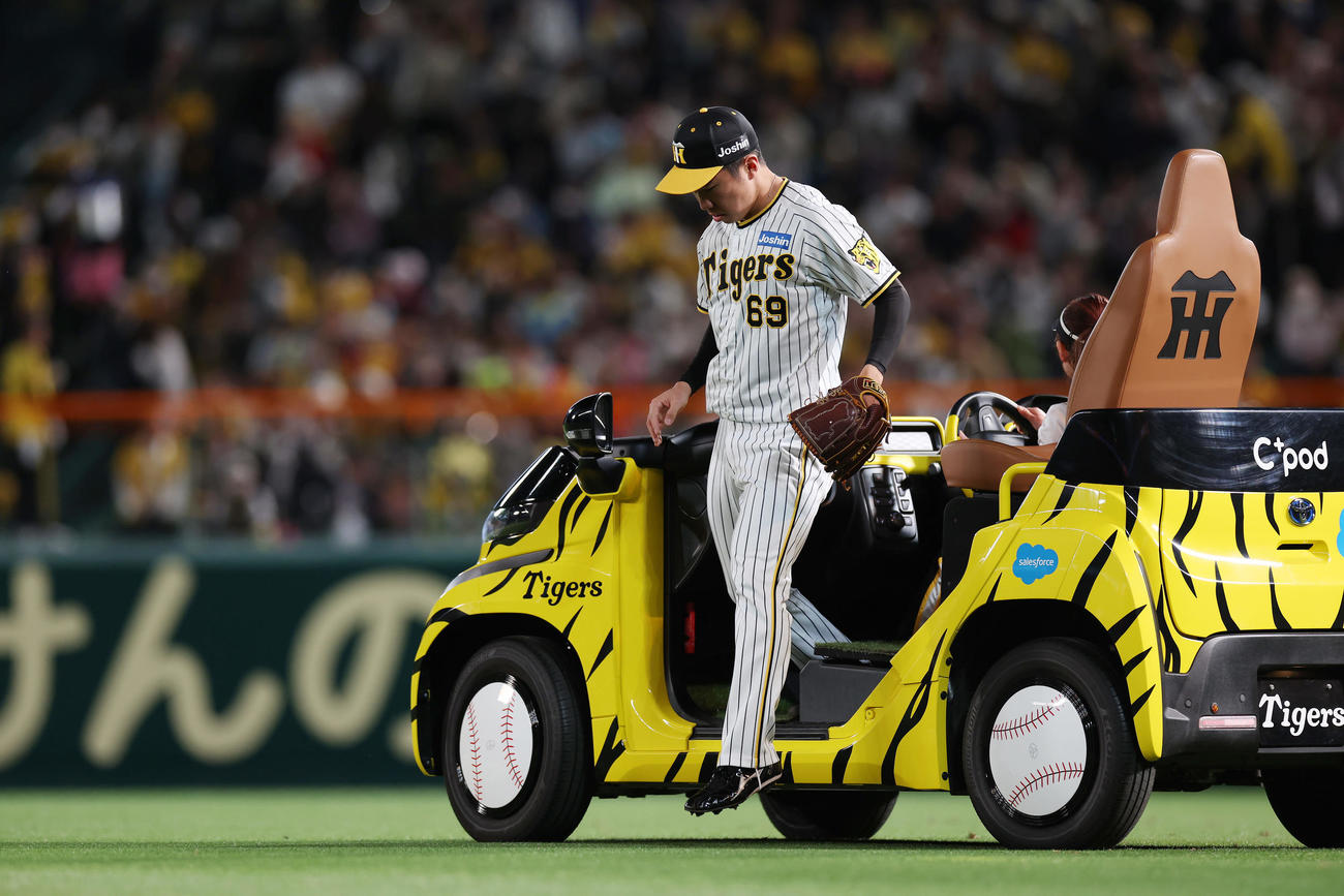 阪神対ヤクルト　8回表、リリーフカーからマウンドに向かう阪神石井（撮影・前田充）