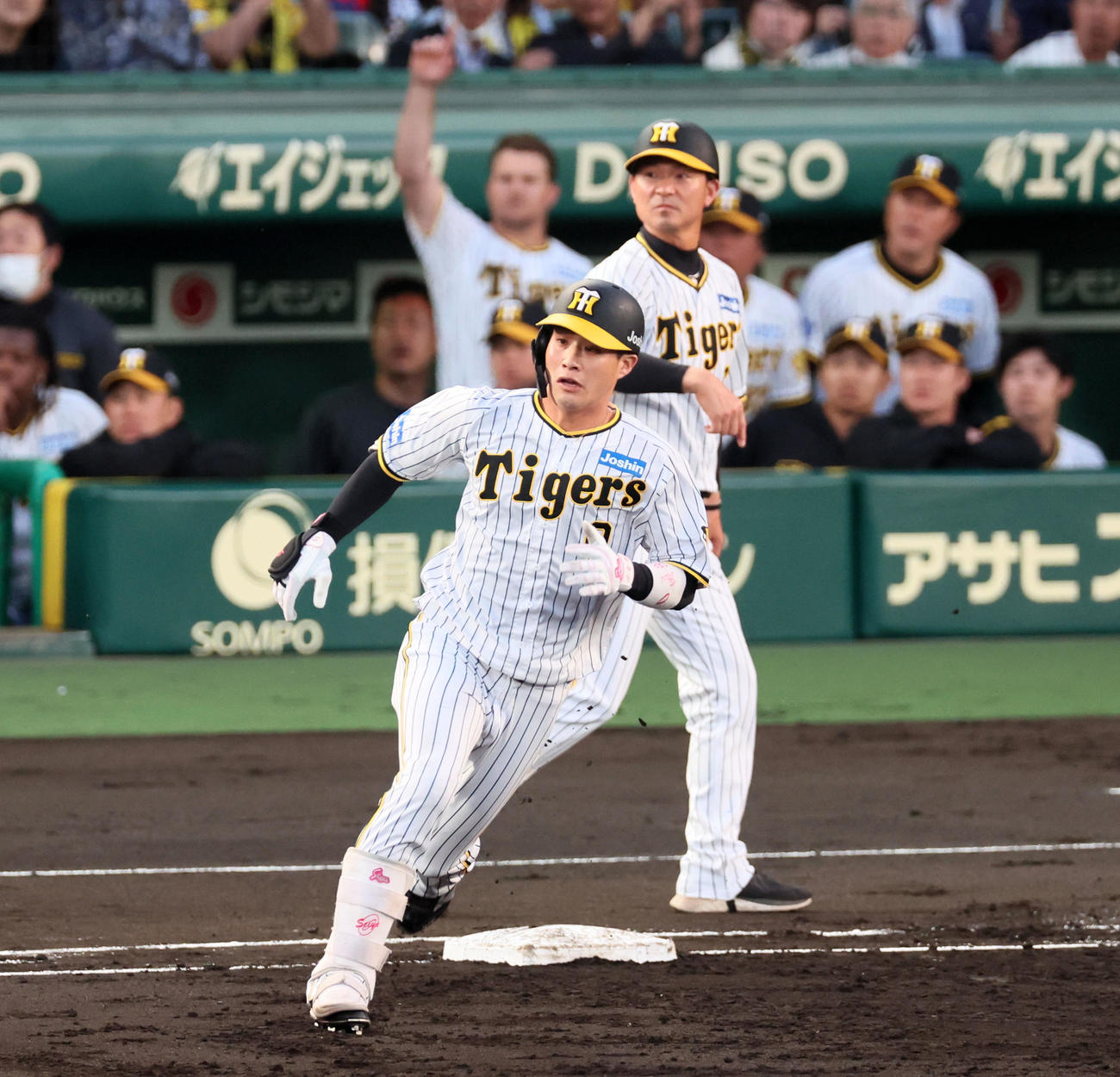 阪神対ヤクルト　2回裏阪神1死三塁、木浪は右中間へ適時三塁打を放つ（撮影・加藤哉）