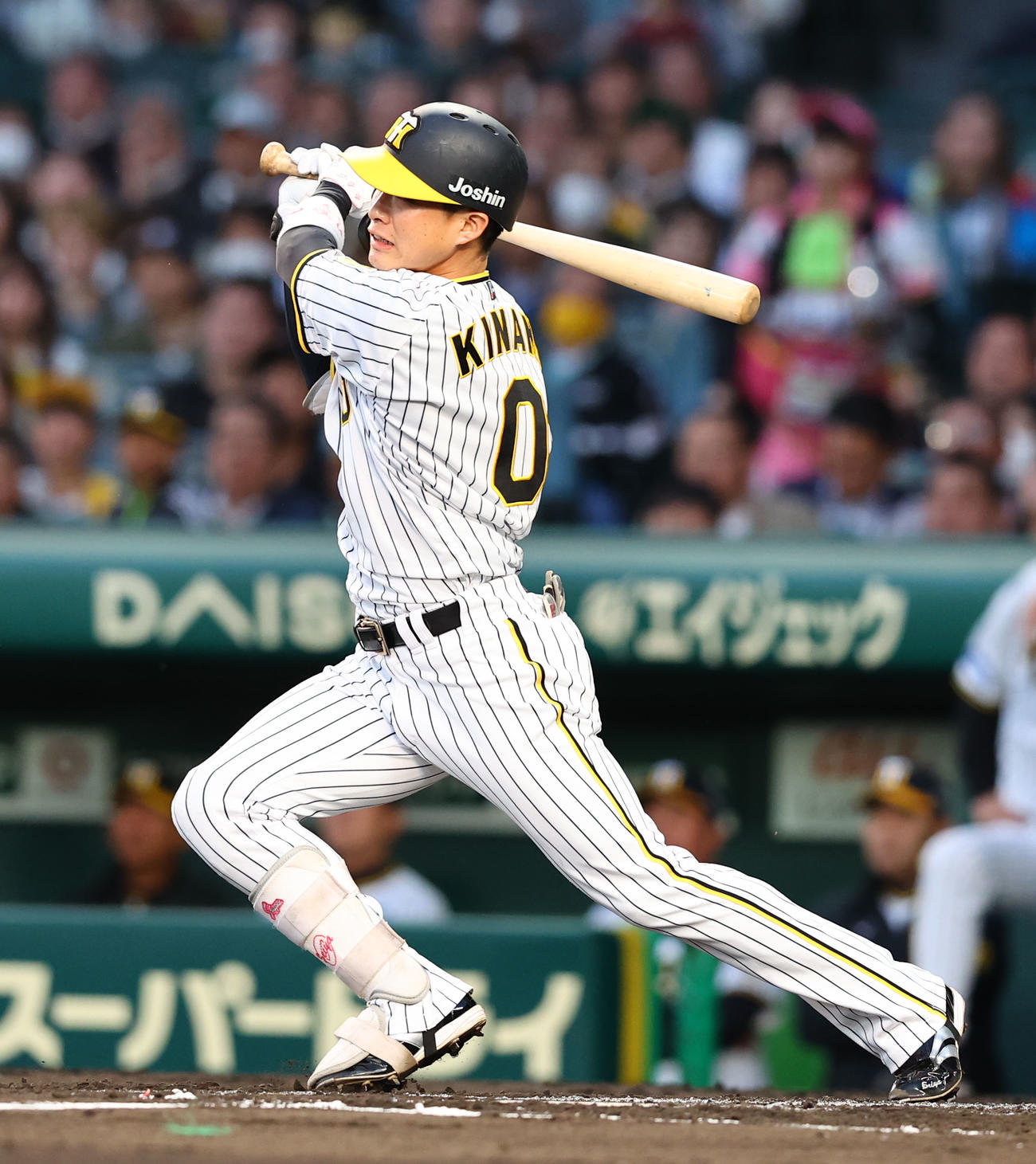 阪神対ヤクルト　2回裏阪神1死三塁、木浪が右越えに先制の適時三塁打を放つ（撮影・藤尾明華）