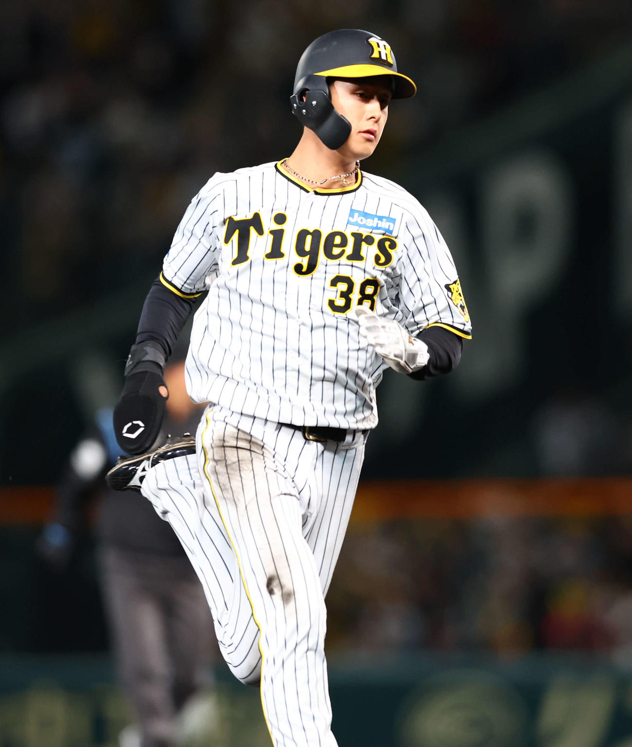 阪神対ヤクルト　8回裏阪神1死一塁、木浪の三塁強襲の二塁打で三塁へ向かう一塁走者小幡（撮影・藤尾明華）