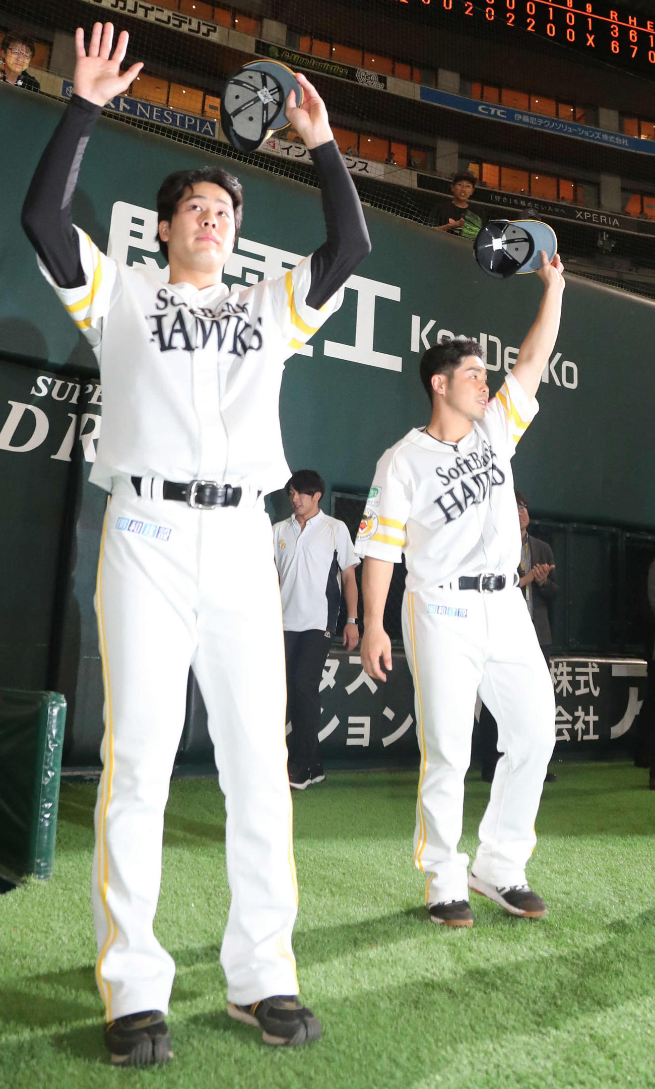 ソフトバンク対日本ハム　投打のヒーロー近藤（右）と藤井は笑顔でポーズ（撮影・梅根麻紀）