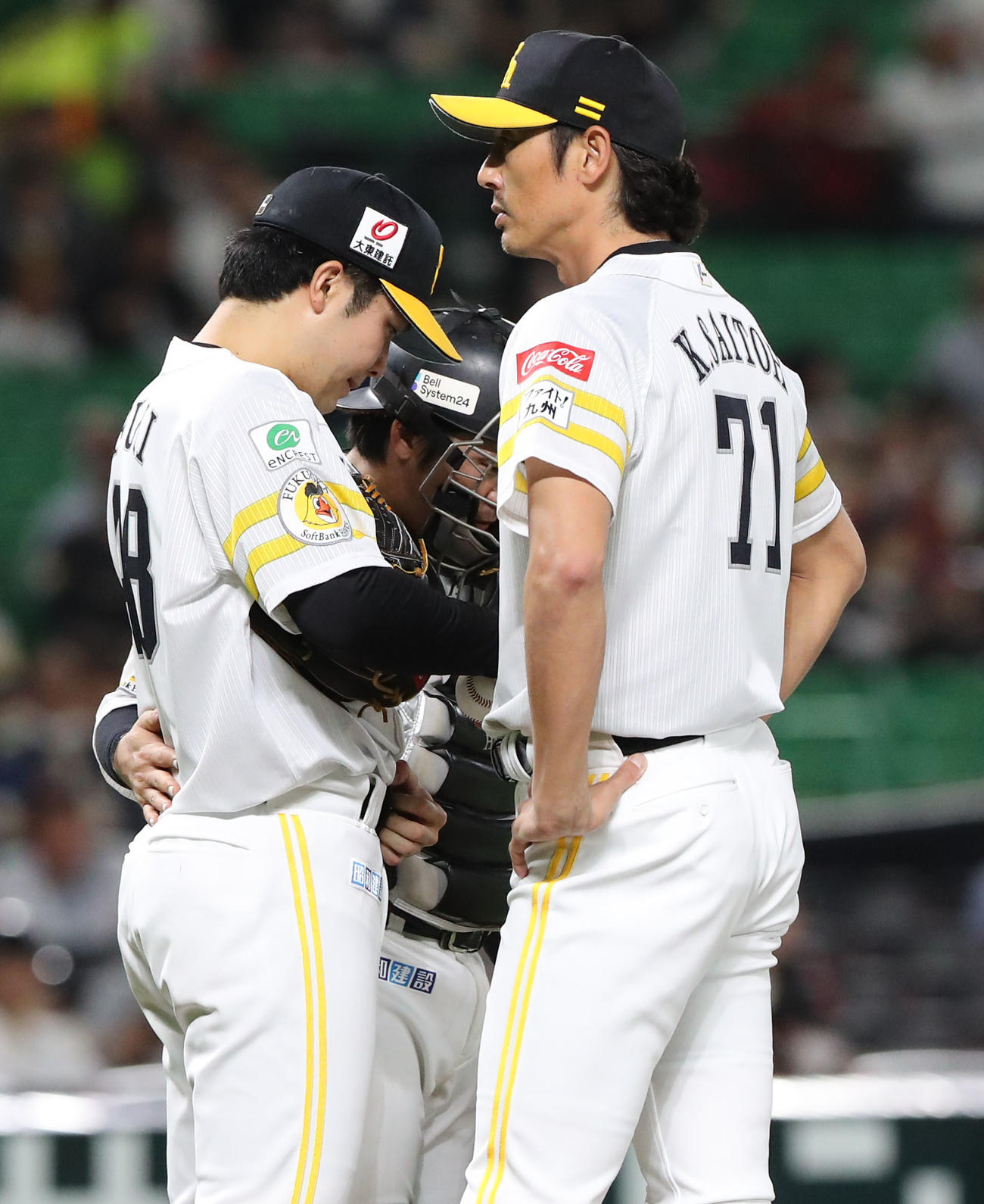 ソフトバンク対日本ハム　4回途中、マウンドの藤井（左）に猛々ゲキを飛ばす斉藤和コーチ（撮影・梅根麻紀）