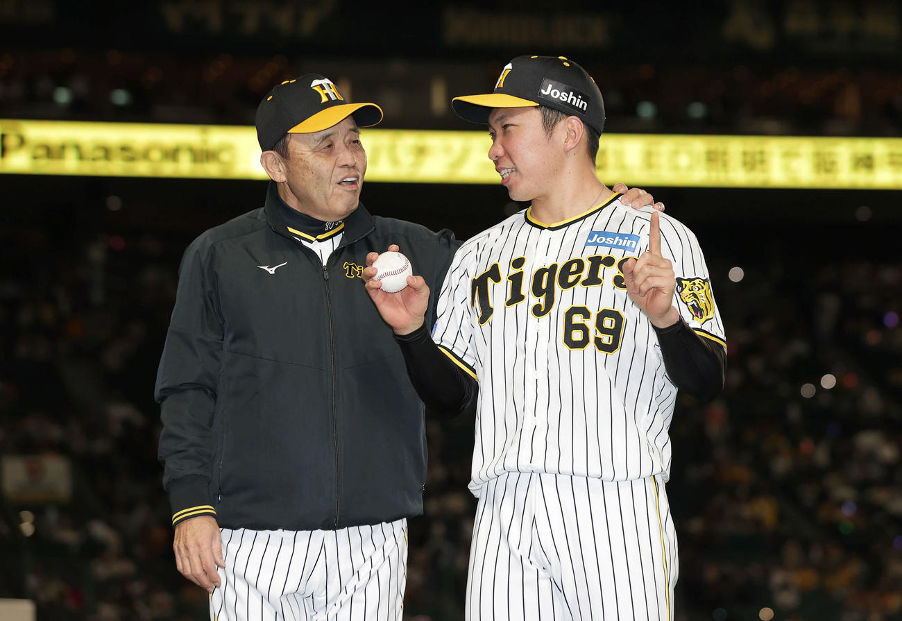 阪神対ヤクルト　プロ初勝利を挙げ、阪神岡田監督（左）の祝福を受ける石井（撮影・前田充）