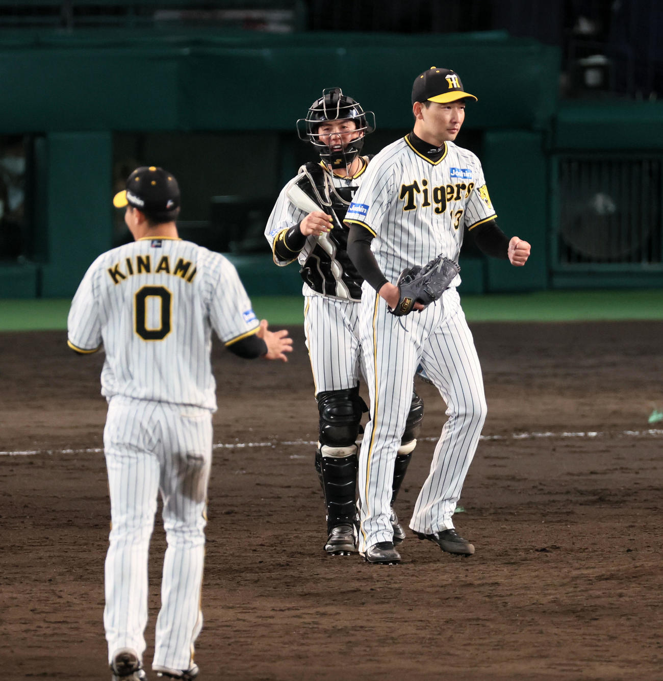 阪神対ヤクルト　9回表に登板し無失点で締めた岩崎はガッポーズを見せる（撮影・加藤哉）