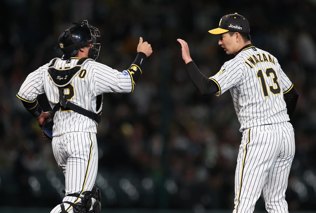 阪神対ヤクルト　ヤクルトに勝利しタッチを交わす阪神梅野（左）と岩崎（撮影・前田充）