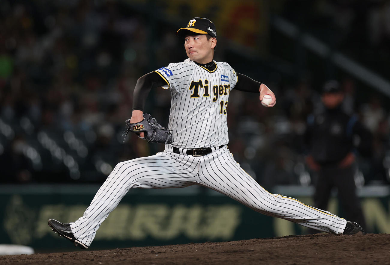 阪神対ヤクルト　9回表、阪神3番手で登板する岩崎（撮影・前田充）