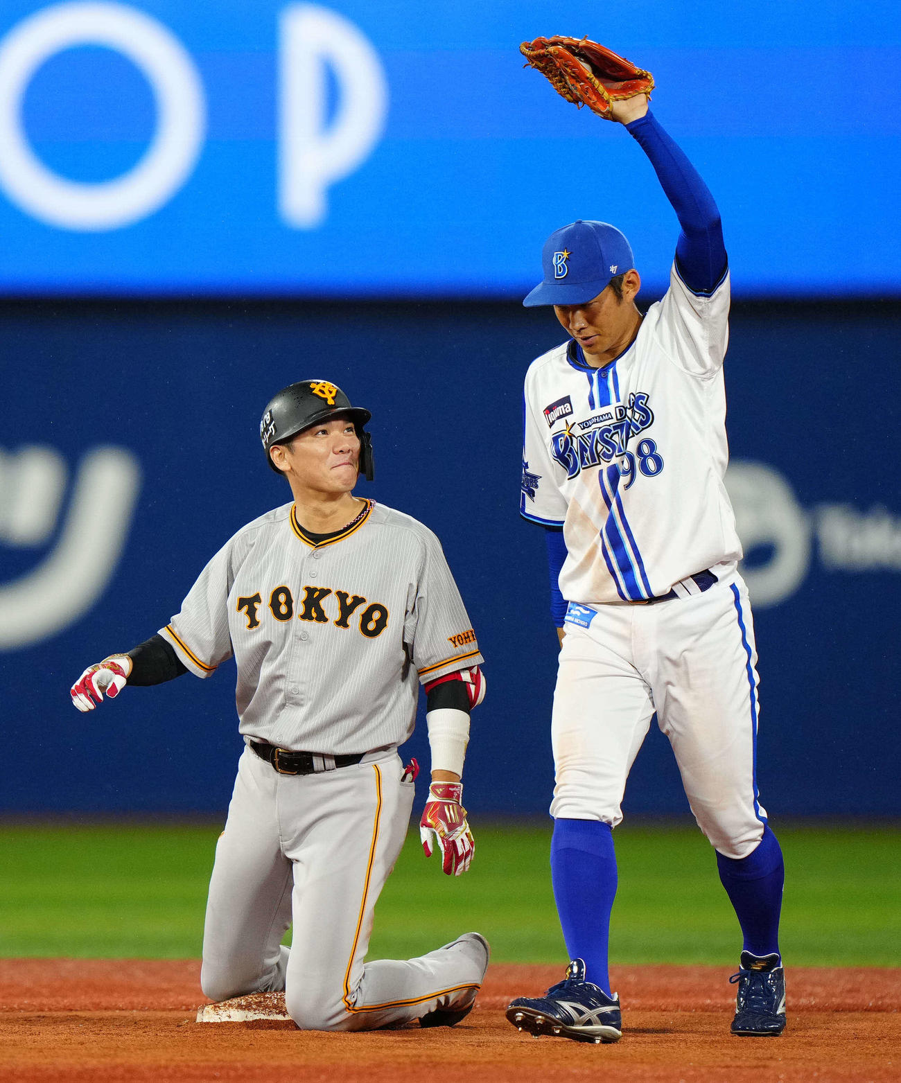 DeNA対巨人　5回表巨人無死、二塁打を放った坂本（左）。右は遊撃手京田（撮影・江口和貴）