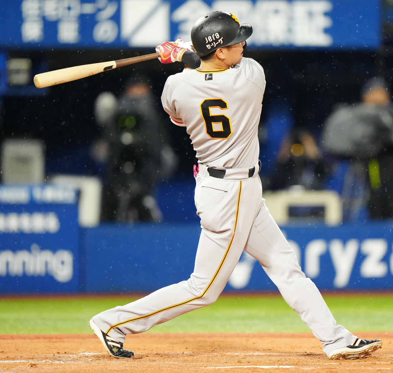 DeNA対巨人　3回表巨人1死一塁、二塁打を放つ坂本（撮影・江口和貴）