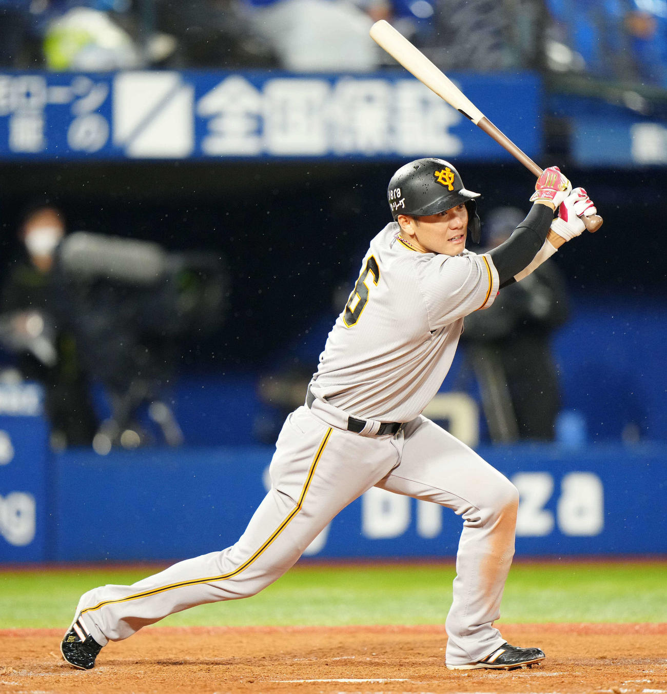 11日、DeNA対巨人　5回表巨人無死、二塁打を放つ坂本（撮影・江口和貴）