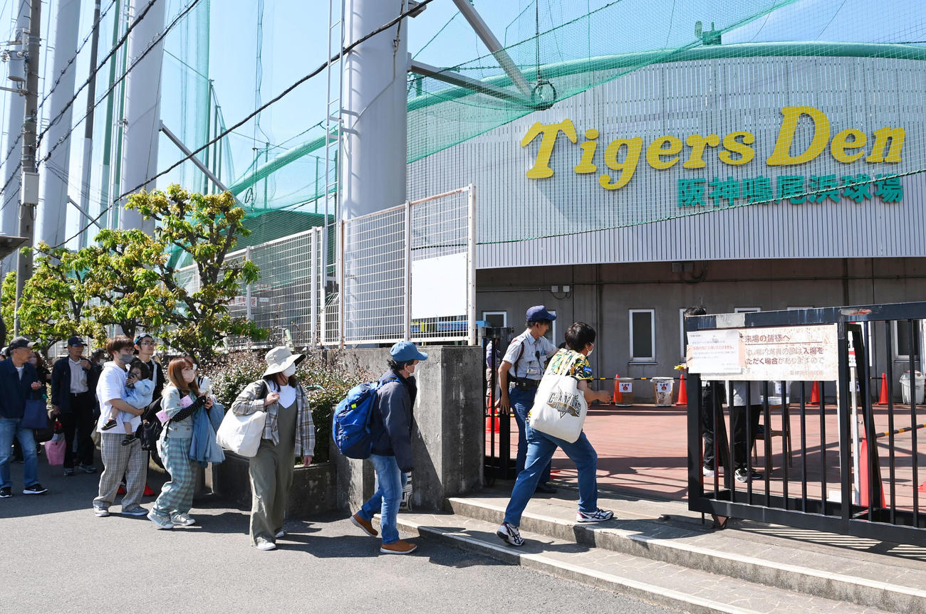 阪神対ソフトバンク　整有観客試合となり入場するファン（撮影・前岡正明）