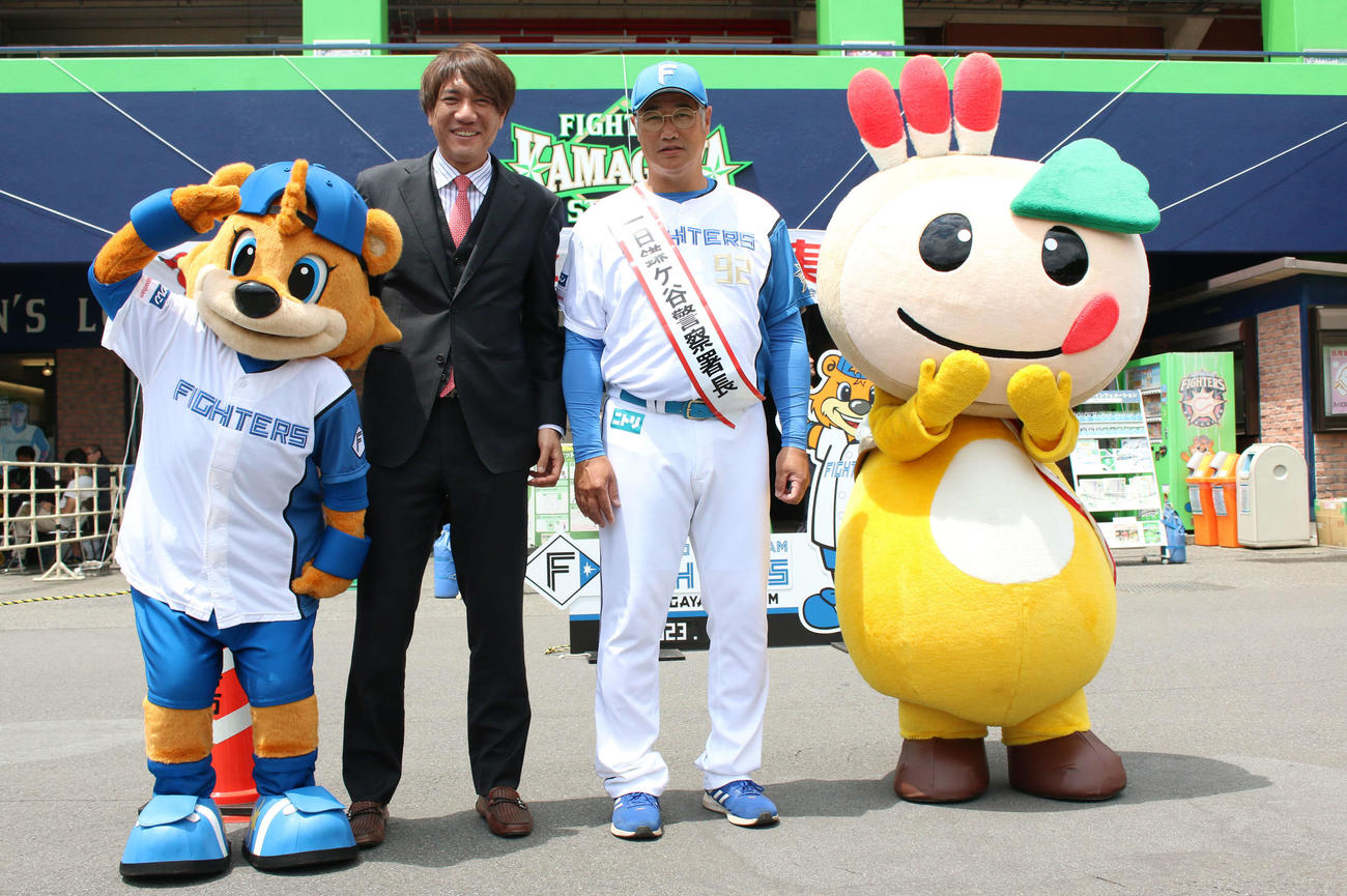 「一日鎌ケ谷警察署長」を務めた日本ハム木田2軍監督と日本ハムOBで船橋中央自動車学校取締役の林昌範氏（撮影・木下大輔）
