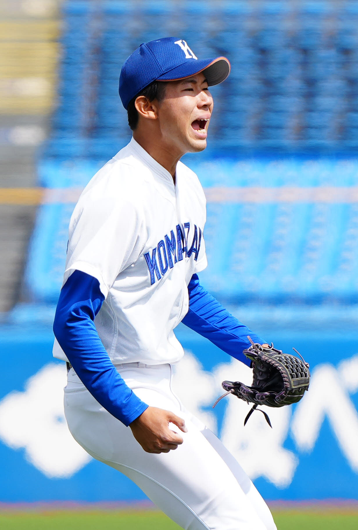 駒大対亜大　1回裏亜大2死、的場を遊ゴロに仕留めた松村（撮影・江口和貴）