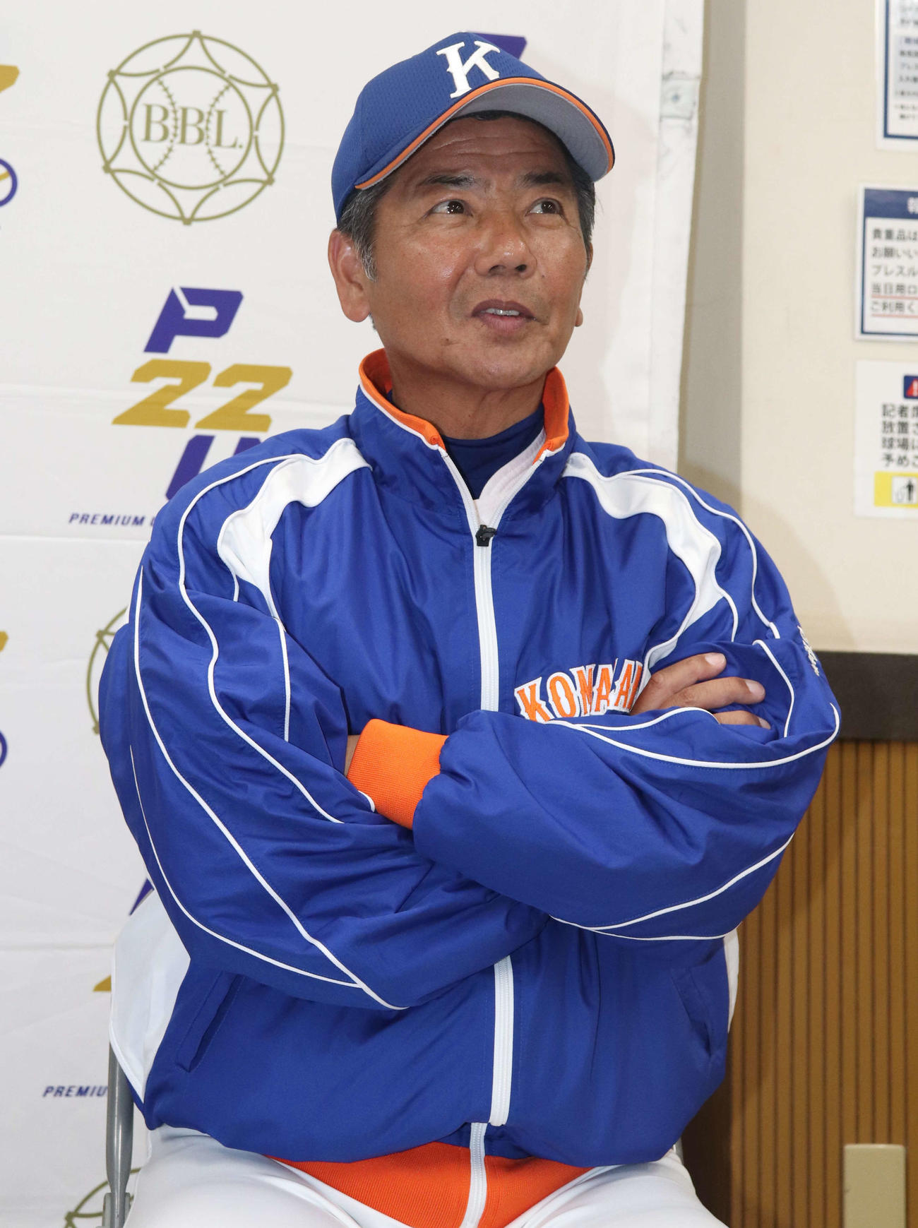 駒大対亜大　試合後、取材を受ける駒大・大倉監督（撮影・佐瀬百合子）
