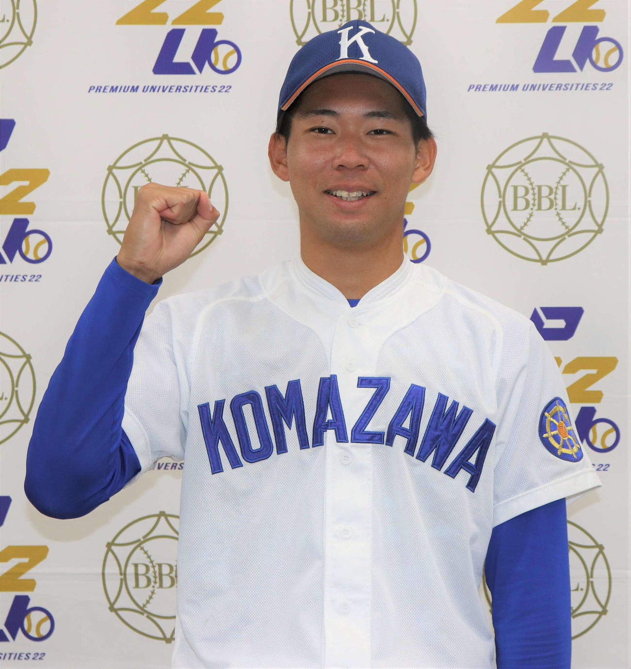 駒大対亜大　試合後、ガッツポーズで写真に納まる駒大・松村（撮影・玉利朱音）
