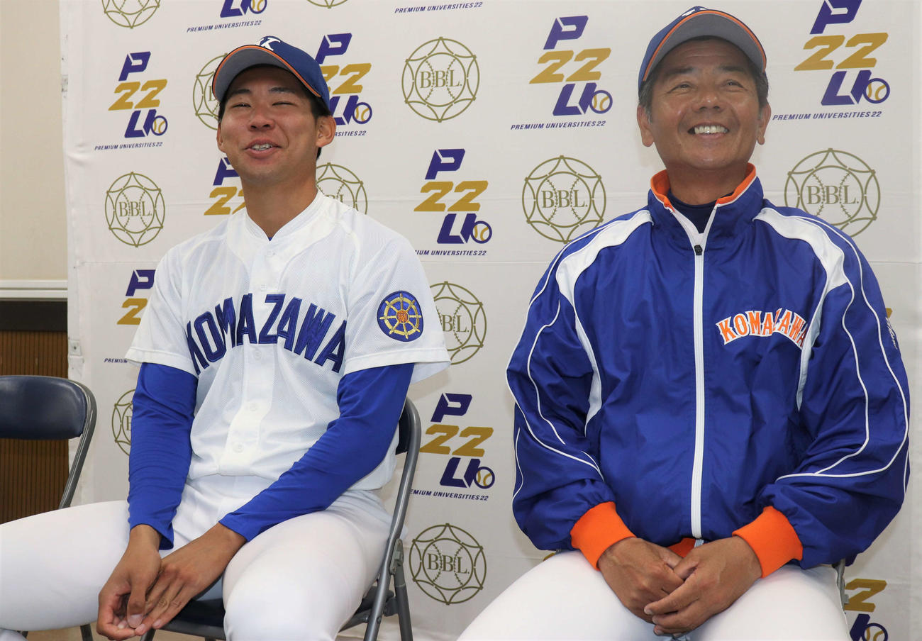 駒大対亜大　試合後、会見に臨む駒大の大倉監督（右）と松村（撮影・玉利朱音）