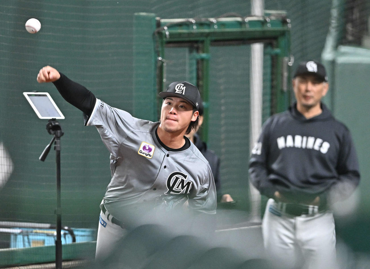 11日、ブルペンで調整するロッテ森。後方は見守る吉井監督（撮影・滝沢徹郎）