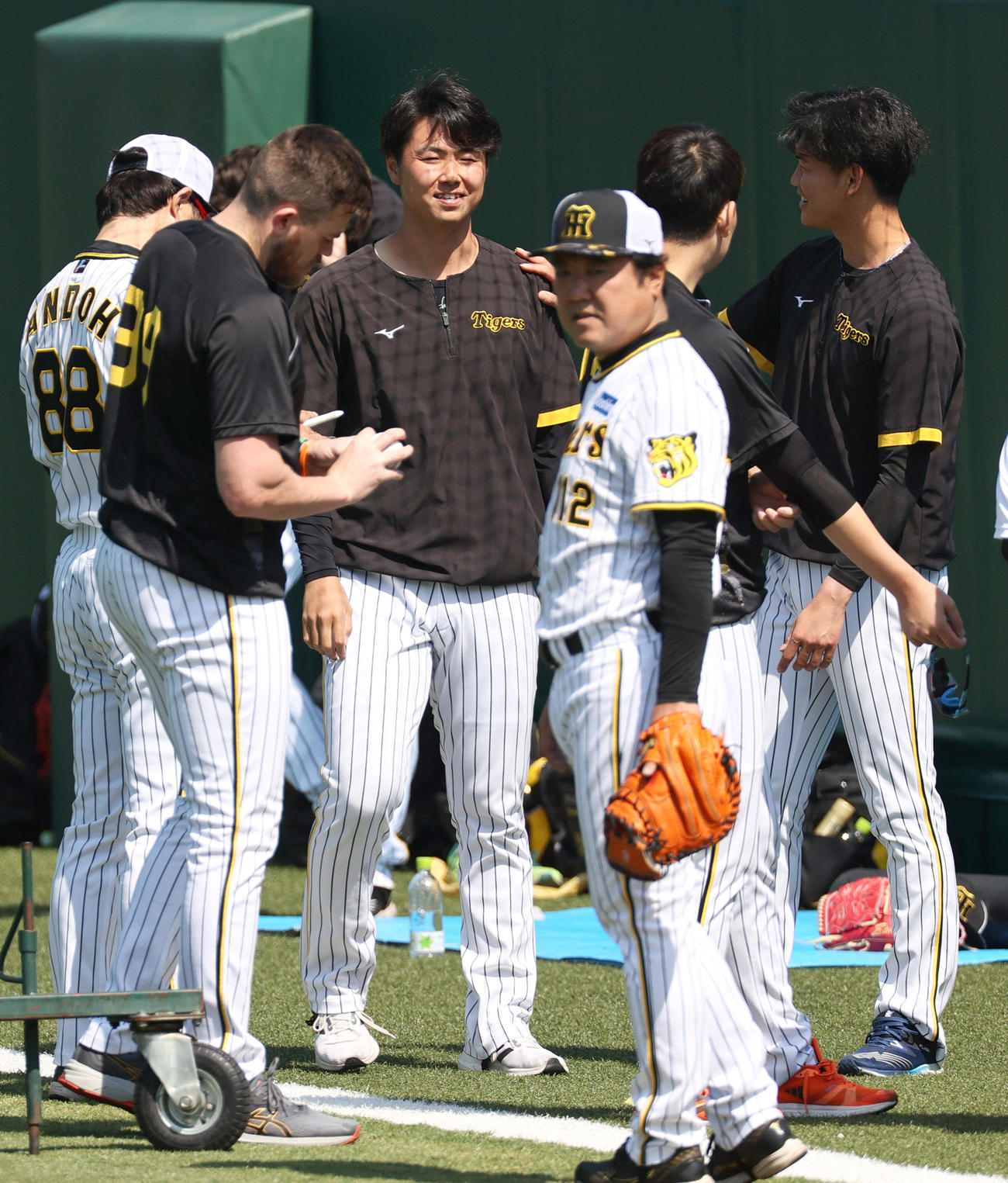 阪神対DeNA 1軍に合流した阪神浜地（左から3人目）（撮影・上山淳一）
