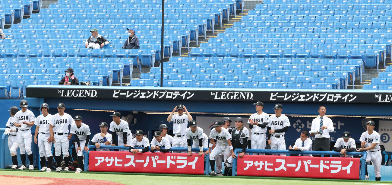 駒大対亜大　9回裏、ベンチから戦況を見つめる亜大の選手たち（撮影・佐瀬百合子）