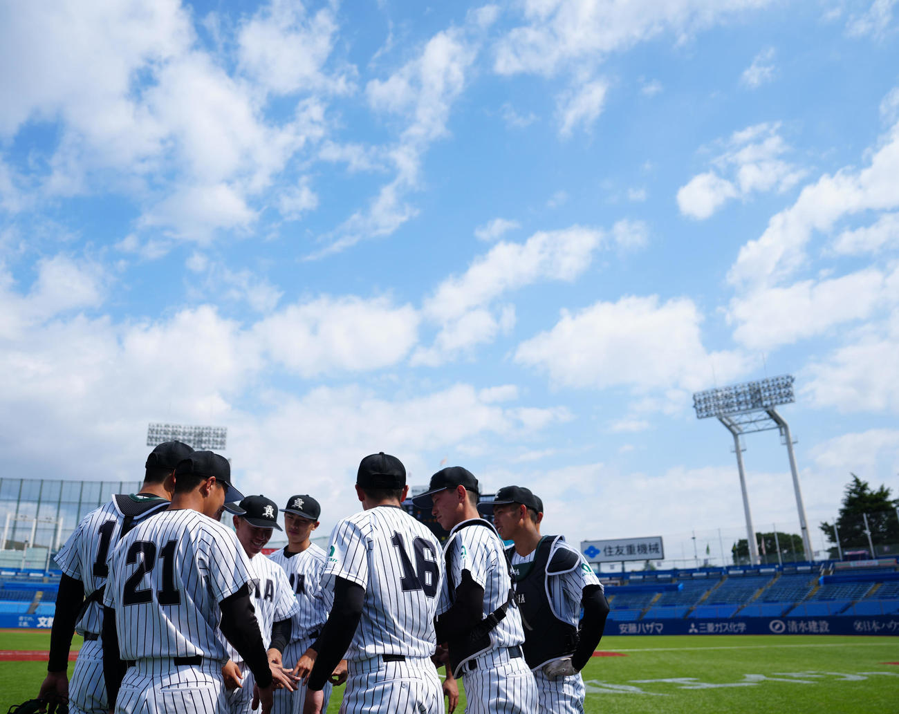 駒大対亜大　試合前、円陣を組む亜大の選手たち（撮影・江口和貴）