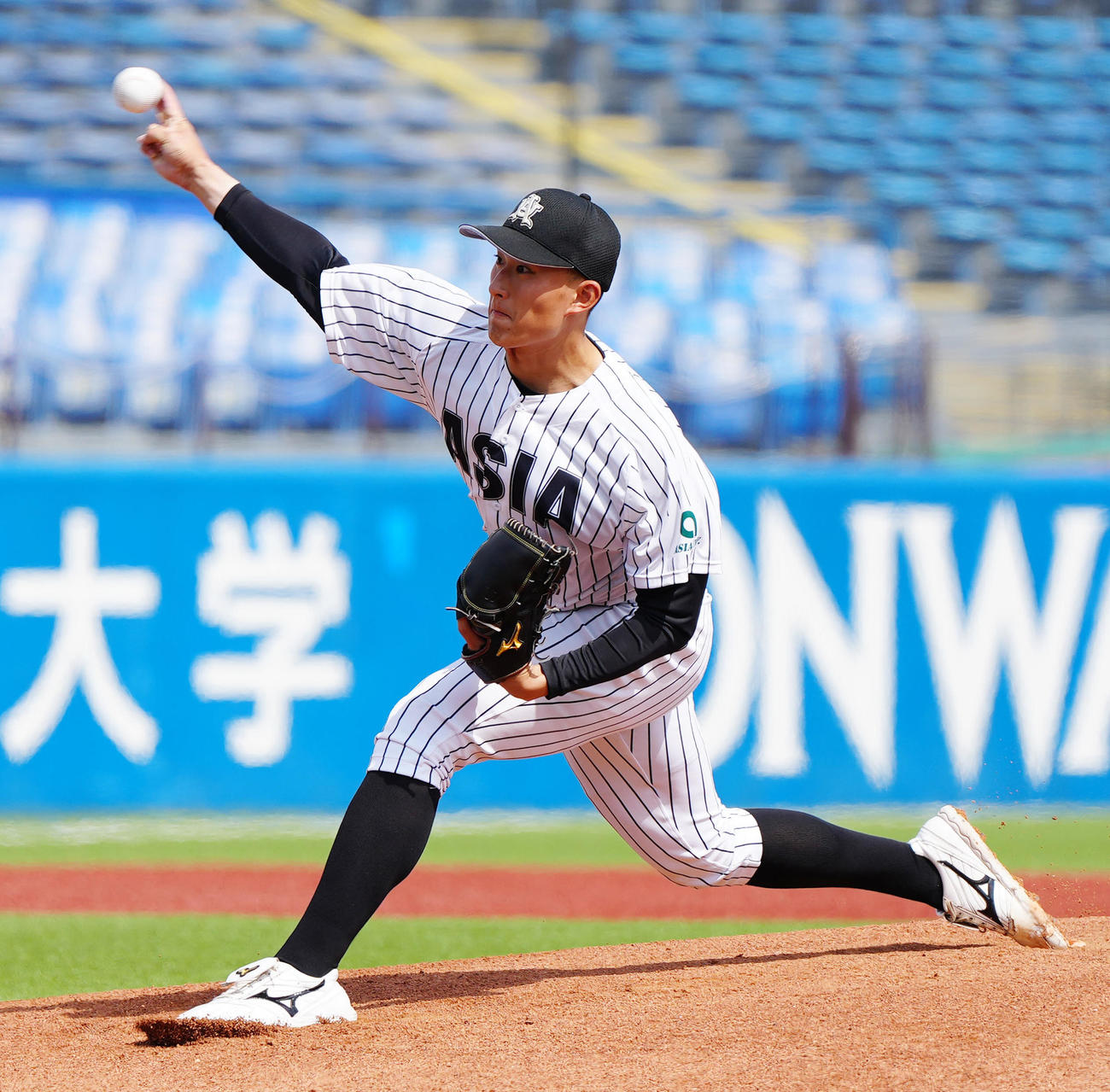 駒大対亜大　亜大先発の斉藤（撮影・江口和貴）