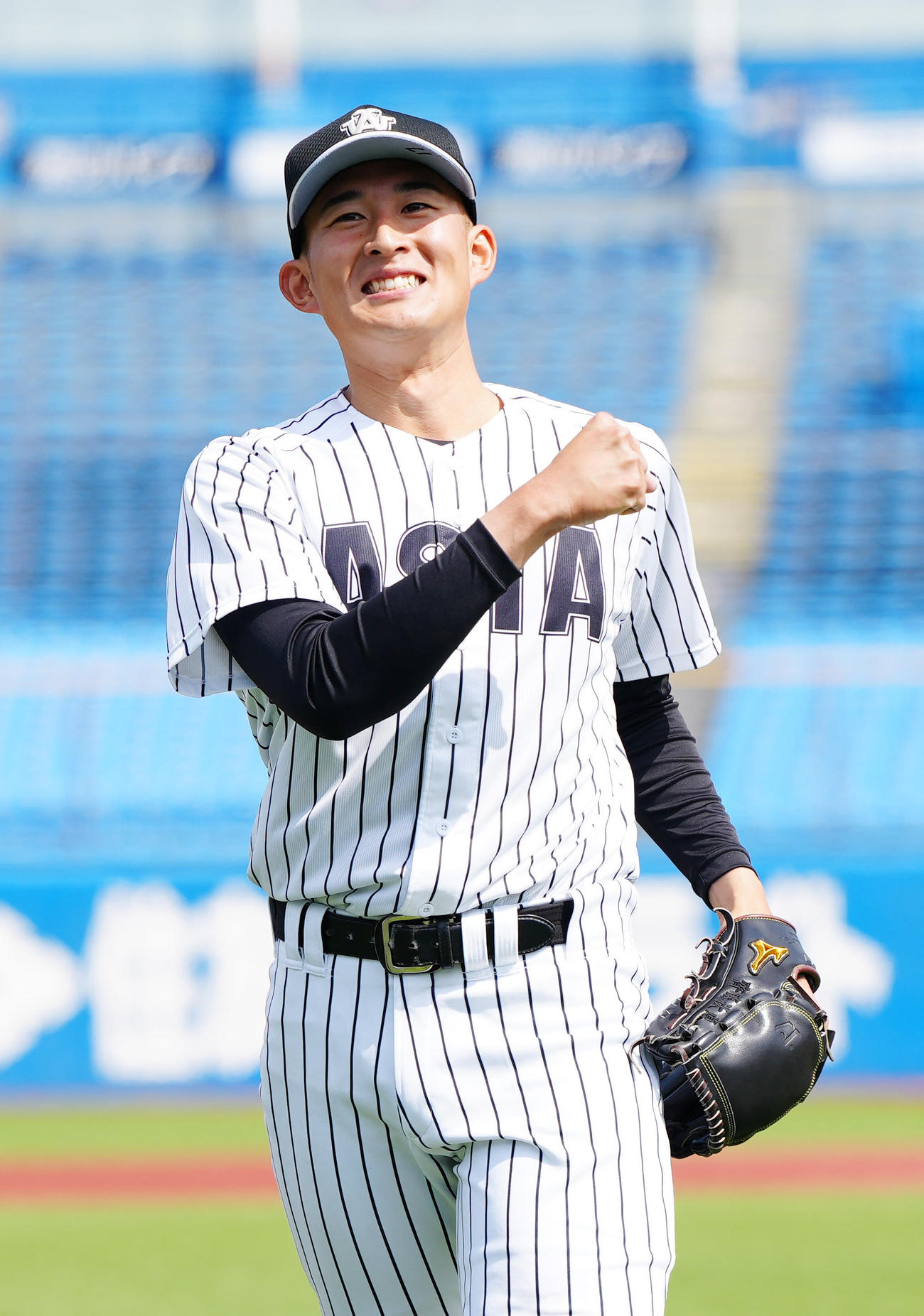 駒大対亜大　1回表終了後、笑顔でベンチに引き揚げる亜大先発の斉藤（撮影・江口和貴）