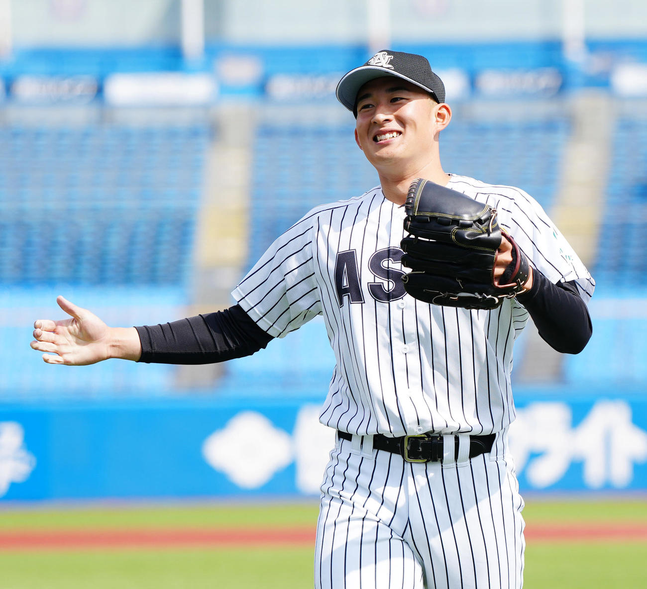 駒大対亜大　1回表終了後、笑顔でベンチに引き揚げる亜大先発の斉藤（撮影・江口和貴）