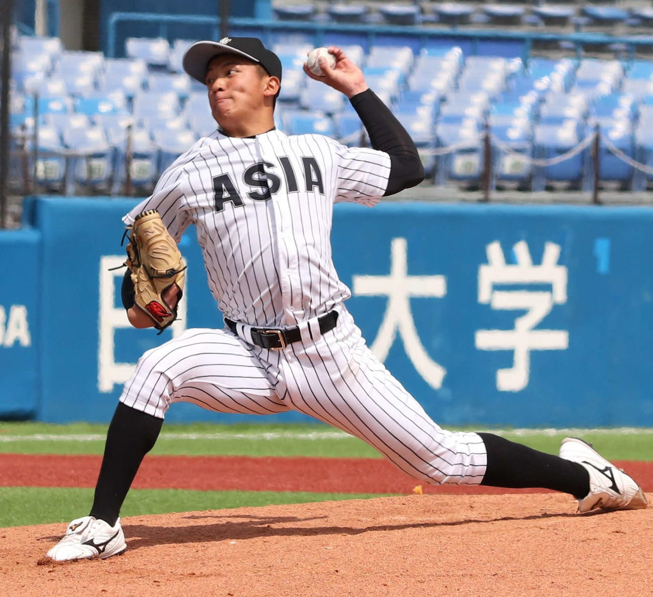駒大対亜大　亜大2番手の岩本（撮影・佐瀬百合子）