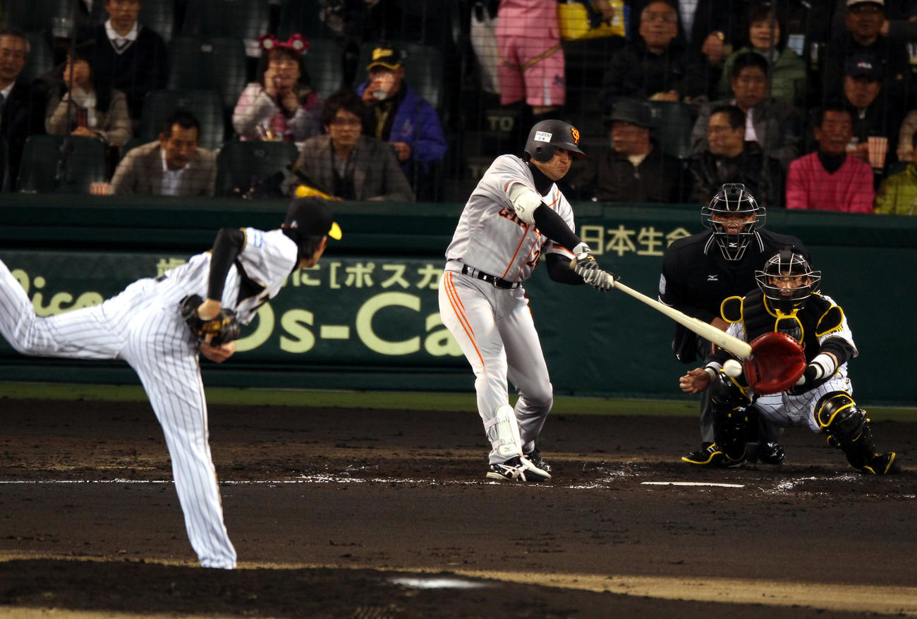 巨人高橋由伸から三振を奪う阪神能見篤史（2011年4月19日撮影）