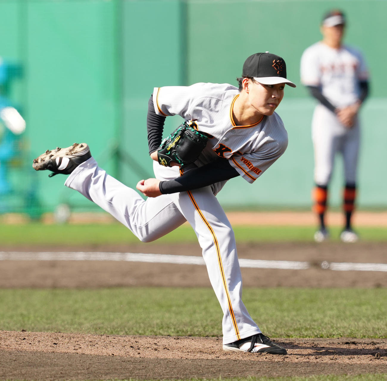 シート打撃で投球する巨人富田（2023年2月14日撮影）