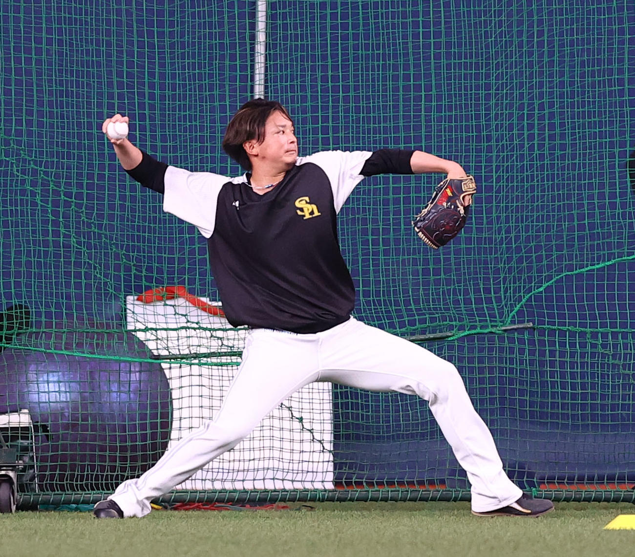 オリックス対ソフトバンク　キャッチボールをするソフトバンク東浜（撮影・藤尾明華）