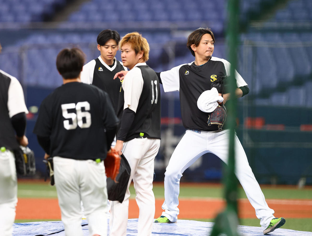 オリックス対ソフトバンク　練習前にマウンドを確認するソフトバンク東浜（右端）ら投手陣（撮影・藤尾明華）