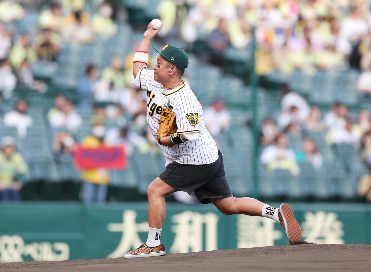 阪神対DeNA　試合前、ファーストピッチセレモニーで投球するベリーグッドマンのMOCA（撮影・前田充）