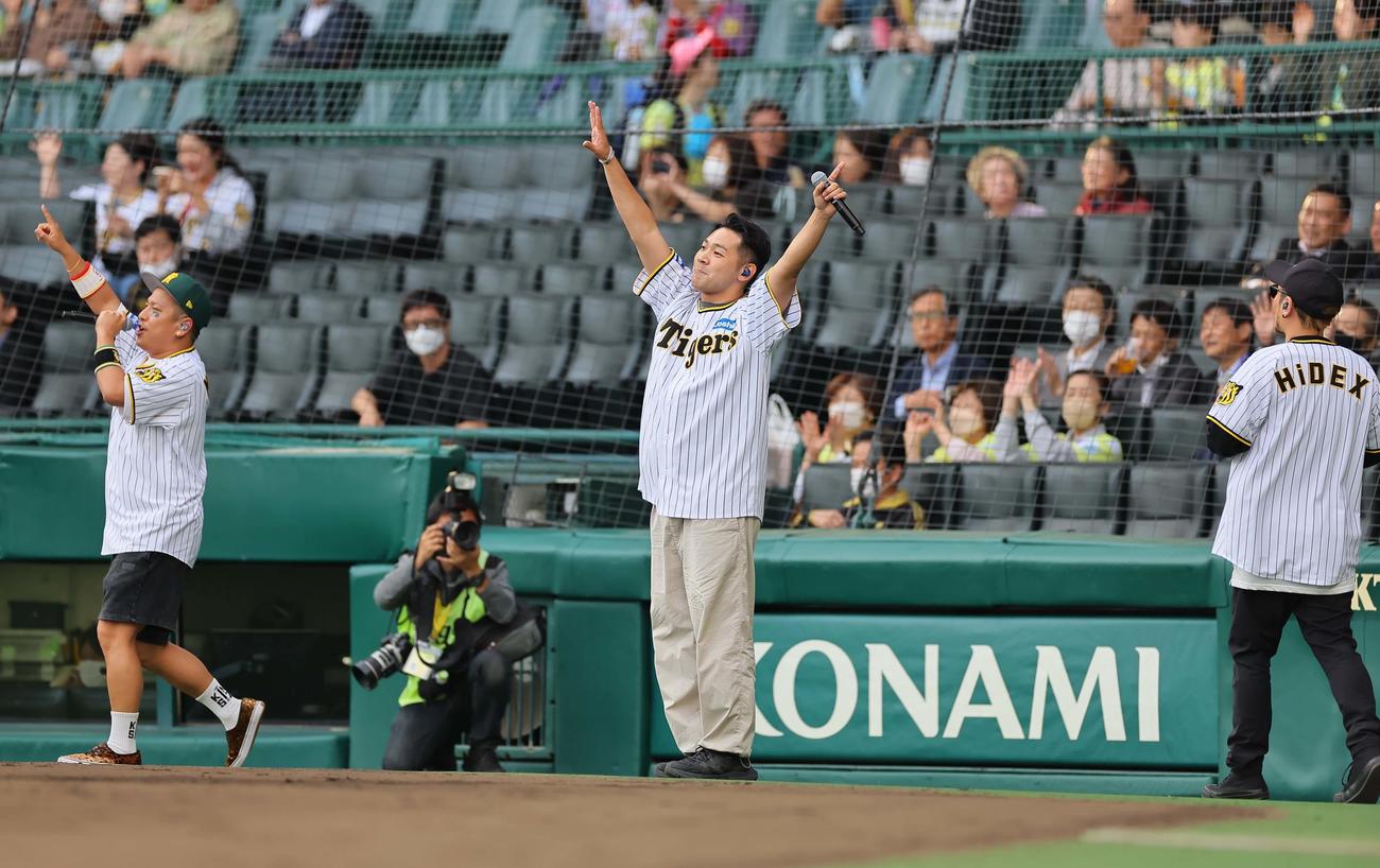 阪神対DeNA　甲子園球場で歌うベリーグッドマン（撮影・上田博志）